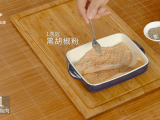 4、两分钟自制鸡排披萨，香酥又可口简单易上手,撒上一茶匙黑胡椒粉