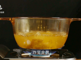 12、两分钟自制鸡排披萨，香酥又可口简单易上手,炸至金黄