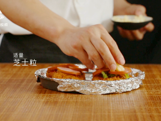 17、两分钟自制鸡排披萨，香酥又可口简单易上手,加上适量芝士粒