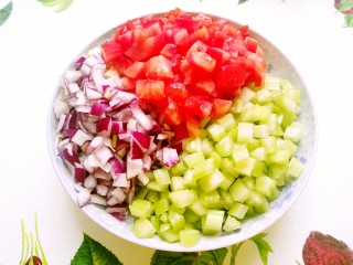 2、时蔬意大利面,西芹、洋葱、西红柿改刀切丁