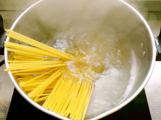3、时蔬意大利面,锅入水，水开后放入意大利面煮6~8分钟