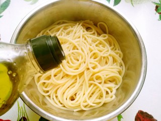 4、时蔬意大利面,将面捞出，倒入几滴橄榄油拌匀备用