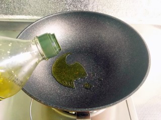 5、时蔬意大利面,锅预热倒入橄榄油