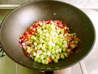 7、时蔬意大利面,接着放入西芹丁翻炒