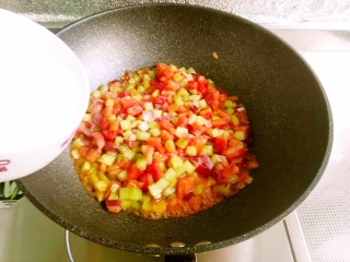 10、时蔬意大利面,加入100ml清水烧开