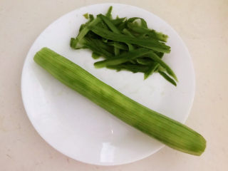 2、丝瓜蛋汤,丝瓜削皮