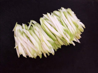 3、丝瓜蛋汤,把丝瓜切成丝