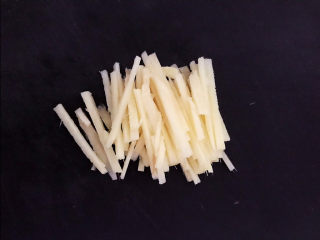 4、丝瓜蛋汤,鲜姜切成丝