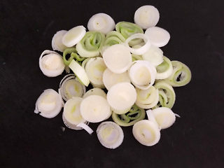 5、丝瓜蛋汤,大葱切成葱花