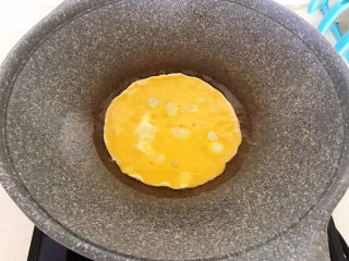 9、丝瓜蛋汤,炒锅烧热后加入玉米油，油烧热后加入鸡蛋液