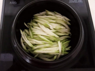 11、丝瓜蛋汤,把姜丝葱花和丝瓜放入砂锅