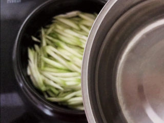 12、丝瓜蛋汤,加入冷水