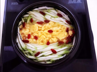 14、丝瓜蛋汤,加入枸杞