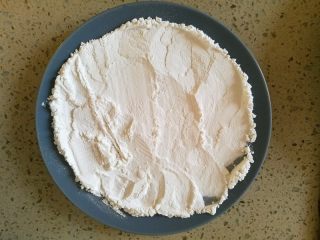 7、花样紫薯冰皮月饼,另取一点糯米粉,放入微波炉,我叮了2.5分钟。成糕(手)粉,脱模用。