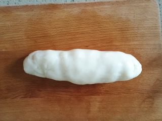 9、花样紫薯冰皮月饼,蒸好了的面团揉一揉,搓成长方形。这是熟的制品,器具一定要干净,我用的是水果菜板,事先烫干净,晾干。