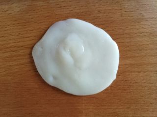 10、花样紫薯冰皮月饼,用刮板切成约24克的小剂子。取一小剂子,用手压成圆形