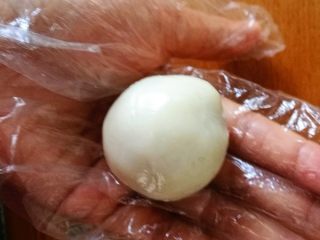 12、花样紫薯冰皮月饼,慢慢的,揉成圆形。