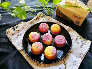 16、花样紫薯冰皮月饼,漂亮的冰皮月饼做好了。