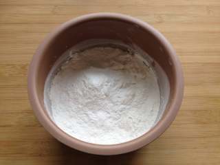 2、清明粑,糯米粉中放入澄面搅拌均匀