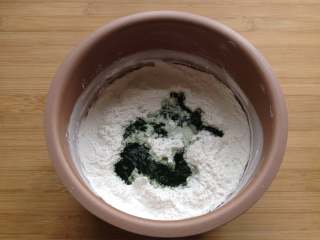 3、清明粑,再放入猪油和艾草汁