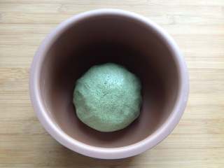 4、清明粑,揉成光滑的面团,盖上保鲜膜醒20分钟