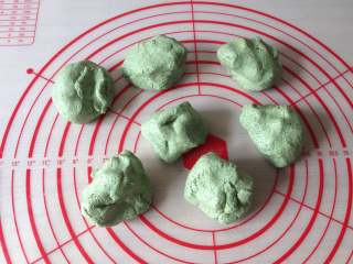 5、清明粑,将醒好的面团平均分成小份