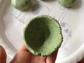 6、清明粑,把小面团用手捏成小碗状