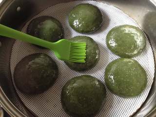 11、清明粑,蒸好后在饼的表面刷一层食用油即可