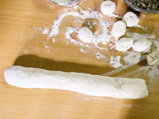 9、红糖伍仁馅糖三角,面团搓成长条，揪成均匀的小剂子。