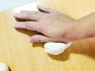 10、红糖伍仁馅糖三角,在案板上用力揉搓。