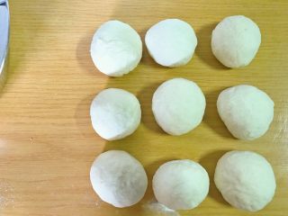 12、红糖伍仁馅糖三角,全部搓好了备用。