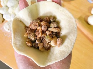 14、红糖伍仁馅糖三角,中间放上馅料。