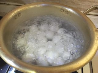 5、糖不甩,锅里水烧开后，倒入圆子，盖上锅盖，大火煮开