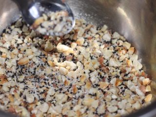 10、糖不甩,将熟黑芝麻和熟花生碎和白砂糖混合,搅拌均匀