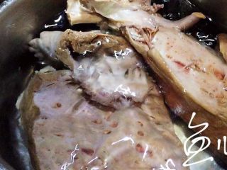 2、冬至美食 手撕牛心,锅中添水，放入洗净后的牛心