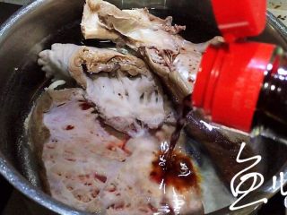 3、冬至美食 手撕牛心,放入生抽