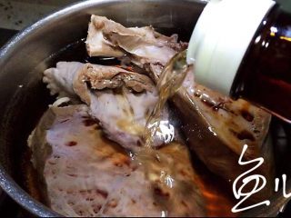 4、冬至美食 手撕牛心,放入料酒