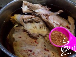 5、冬至美食 手撕牛心,放入五香粉