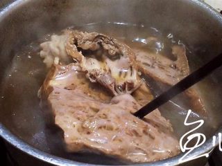 11、冬至美食 手撕牛心,牛心煮至用筷子能扎透即可