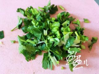 9、冬至美食 手撕牛心,煮牛心时将香菜切段