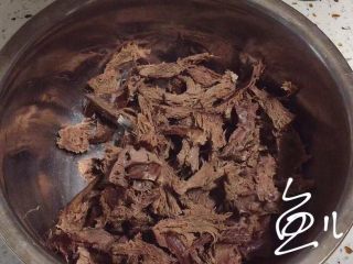 13、冬至美食 手撕牛心,牛心放入盆中