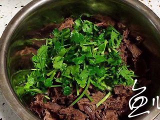 14、冬至美食 手撕牛心,放入香菜段