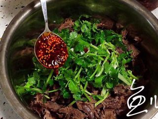 15、冬至美食 手撕牛心,放入辣椒油