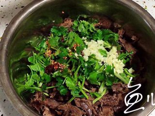 16、冬至美食 手撕牛心,放入大蒜末