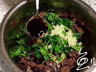 17、冬至美食 手撕牛心,放入蚝油