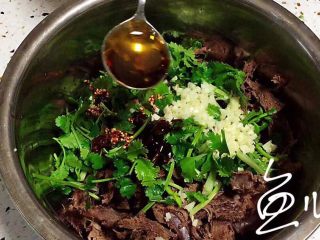 18、冬至美食 手撕牛心,放入芝麻油