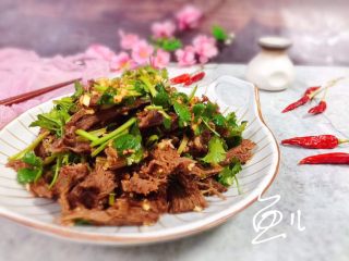 21、冬至美食 手撕牛心,装盘食用