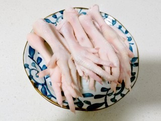 1、韩式辣酱鸡爪,鸡爪清洗干净。