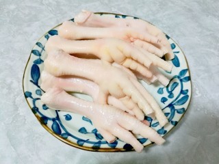 2、韩式辣酱鸡爪,将鸡爪剪去指甲。
