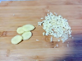 3、韩式辣酱鸡爪,蒜切未，姜切片备用。